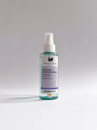 Stärkendes Feuchtigkeitsspray 
 mit Präbiotika und Blaubeeren. Erhältlich im Shop der Helios Apotheke Klosters.