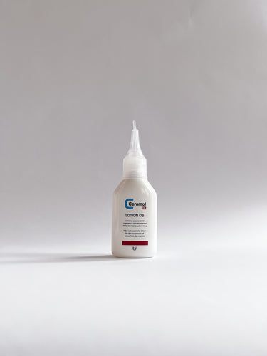 Ceramol DS Lotion – Intensiv-Pflege bei hartnäckigen Schuppen und Juckreiz. Erhältlich im Shop der Helios Apotheke Klosters.
