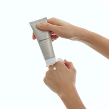 Laden Sie das Bild in den Galerie-Viewer, Dolomia Botanical Lift Handcreme – Schnell einziehende Handcreme für eine seidenzarte Haut. Erhältlich im Shop der Helios Apotheke Klosters.