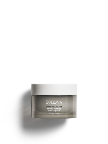 Dolomia Botanical Fit Körperbutter – Eine verwöhnende Pflege, die die Haut nährt, regeneriert und ihr Elastizität und Geschmeidigkeit schenkt und die Sinne verwöhnt. Erhältlich im Shop der Helios Apotheke Klosters.