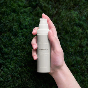 Dolomia Botanical Fit Körperöl – Eine perfekte Balance aus 3 wertvollen natürlichen Ölen für ein angenehmes Hautgefühl, ganzheitliches Wohlbefinden und eine optimal mit Feuchtigkeit versorgte Haut. Erhältlich im Shop der Helios Apotheke Klosters.