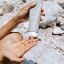 Laden Sie das Bild in den Galerie-Viewer, Dolomia Botanical Fit Körperpeeling – Dieses Peeling auf Zuckerbasis kräftigt und erneuert die Haut sanft, aber intensiv. Erhältlich im Shop der Helios Apotheke Klosters.