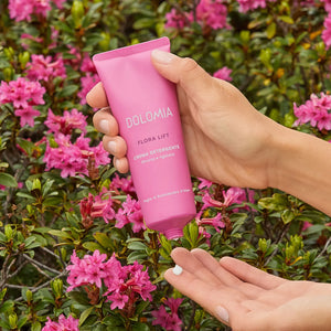 Dolomia Flora Lift Reinugungscreme – Reinigt und regeneriert. Erhältlich im Shop der Helios Apotheke Klosters.