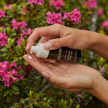 Laden Sie das Bild in den Galerie-Viewer, Dolomia Flora Lift Anti-Aging Serum – Natürliche Lifting-Pflege: Strafft die Gesichtszüge, glättet die Haut und erzieht die Haut zur Selbstregeneration. Zarte und seidige Textur. Erhältlich im Shop der Helios Apotheke Klosters.