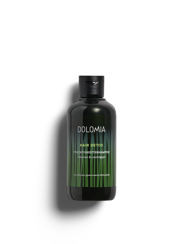 Dolomia Hair Detox Feuchtigkeitsshampoo – Feuchtigkeitsspendendes Shampoo mit Detox-Wirkung: mit 100 % aus Bäumen gewonnenen Aktivstoffen für dünnes, stumpfes und kraftloses Haar. Erhältlich im Shop der Helios Apotheke Klosters.