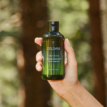Laden Sie das Bild in den Galerie-Viewer, Dolomia Hair Detox Feuchtigkeitsshampoo – Feuchtigkeitsspendendes Shampoo mit Detox-Wirkung: mit 100 % aus Bäumen gewonnenen Aktivstoffen für dünnes, stumpfes und kraftloses Haar. Erhältlich im Shop der Helios Apotheke Klosters.