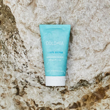 Laden Sie das Bild in den Galerie-Viewer, Dolomia Linfa Detox Peelinggesichtsmaske – Reset-Pflege für fahle, müde und unebene Haut. Verfeinert das Hautbild und schenkt Leuchtkraft. Erältlich im Shop der Helios Apotheke Klosters.