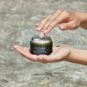 Dolomia Linfa Detox Sauerstoffspendende Gesichtscreme – aktiviert die Vitalität der Haut und verbessert die Hautfeuchtigkeit. Tag für Tag sorgt die frische, angenehme Textur für eine strahlende, aufgepolsterte und gestärkte Haut. Erhältlich im Shop der Helios Apotheke Klosters.
