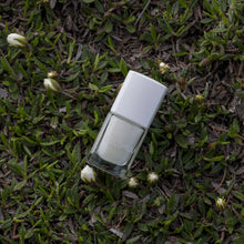 Laden Sie das Bild in den Galerie-Viewer, Dolomia Nail Care aufhellende Nagellackbasis – Anti-Gelb-Wirkung mit pflanzlichen Pflegestoffen und blauem Perlenextrakt. Erhältlich im Shop der Helios Apotheke Klosters.