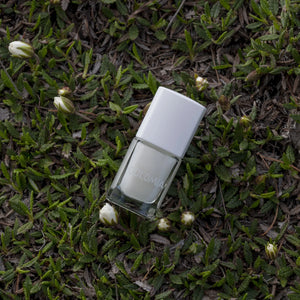 Dolomia Nail Care aufhellende Nagellackbasis – Anti-Gelb-Wirkung mit pflanzlichen Pflegestoffen und blauem Perlenextrakt. Erhältlich im Shop der Helios Apotheke Klosters.