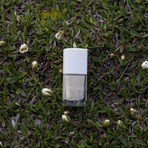 Dolomia Nail Care Nagellackbasis stärkend – Mulitcare 5-in-1. Erhältlich im Shop der Helios Apotheke Klosters.