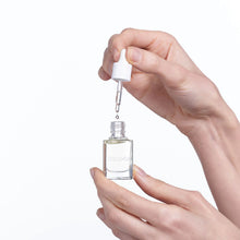 Laden Sie das Bild in den Galerie-Viewer, Dolomia Nail Care Nagelpflegeöl – intensive Pflege für Nägel und Nagelhaut. Erhältlich im Shop der Helios Apotheke Klosters.