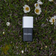 Laden Sie das Bild in den Galerie-Viewer, Dolomia Nail Care Top Coat UV - Schützt und verlängert den Halt des Nagellacks. Mit Gel-Effekt. Erhältlich im Shop der Helios Apotheke Klosters.