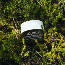 Laden Sie das Bild in den Galerie-Viewer, Dolomia Phyto Defence+ Beruhigende Pflegecreme – regeneriert und beruhigt empfindliche Haut und bringt sie ins Gleichgewicht. Erhältlich im Shop der Helios Apotheke Klosters.