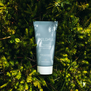 Dolomia Phyto Defence+ Getöntes Gesichtsfluid 01 – Getöntes 4-in-1 Fluid: schützt, spendet Feuchtigkeit, sorgt für einen ebenmäßigen und strahlenden Teint. Erhältlich im Shop der Helios Apotheke Klosters.