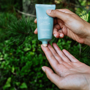 Dolomia Phyto Defence+ Getöntes Gesichtsfluid 01 – Getöntes 4-in-1 Fluid: schützt, spendet Feuchtigkeit, sorgt für einen ebenmäßigen und strahlenden Teint. Erhältlich im Shop der Helios Apotheke Klosters.