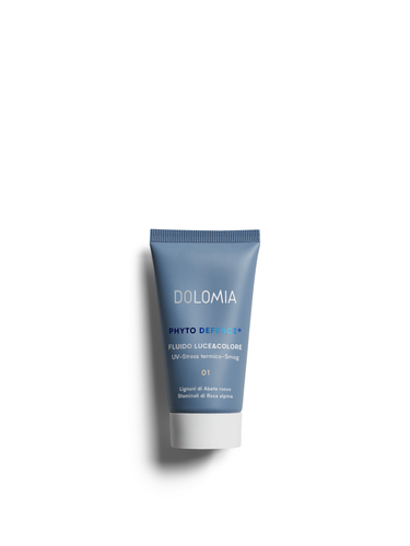 Dolomia Phyto Defence+ Getöntes Gesichtsfluid 01 – Getöntes 4-in-1 Fluid: schützt, spendet Feuchtigkeit, sorgt für einen ebenmäßigen und strahlenden Teint. Erhältlich im Shop der Helios Apotheke Klosters.