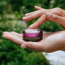 Laden Sie das Bild in den Galerie-Viewer, Dolomia Rose Therapy Augencreme – Luxus pur: Eine tiefenwirksame Hautpflege gegen alle sichtbaren Zeichen der Hautalterung. Seidenzarte Textur. Umfassende Anti-Aging-Wirkung mit 100% pflanzlicher Aktivstoffe. Erhältlich im Shop der Helios Apotheke Klosters.