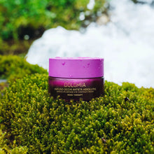 Laden Sie das Bild in den Galerie-Viewer, Dolomia Rose Therapy Augencreme – Luxus pur: Eine tiefenwirksame Hautpflege gegen alle sichtbaren Zeichen der Hautalterung. Seidenzarte Textur. Umfassende Anti-Aging-Wirkung mit 100% pflanzlicher Aktivstoffe. Erhältlich im Shop der Helios Apotheke Klosters.