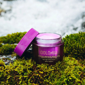 Dolomia Rose Therapy Gesichtscreme – Luxus pur: Eine tiefenwirksame Hautpflege gegen alle sichtbaren Zeichen der Hautalterung. Erhältlich im Shop der Helios Apotheke Klosters.