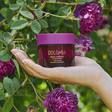 Laden Sie das Bild in den Galerie-Viewer, Dolomia Rose Therapy Gesichtscreme reichhaltig – Luxus pur: Eine tiefenwirksame Hautpflege gegen alle sichtbaren Zeichen der Hautalterung. Erhältlich im Shop der Helios Apotheke Klosters.
