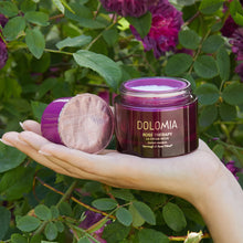 Laden Sie das Bild in den Galerie-Viewer, Dolomia Rose Therapy Gesichtscreme reichhaltig Refill – Luxus pur: Eine tiefenwirksame Hautpflege gegen alle sichtbaren Zeichen der Hautalterung. Erhältlich im Shop der Helios Apotheke Klosters.