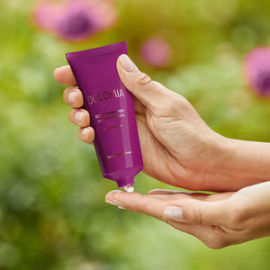 Dolomia Rose Therapy Nachtmaske – Luxus pur: Eine tiefenwirksame Hautpflege gegen alle sichtbaren Zeichen der Hautalterung. Zartschmelzende und angenehme Textur.&nbsp;Umfassende Anti-Aging-Wirkung mit 100% pflanzlicher Aktivstoffe. Erhältlich im Shop der Helios Apotheke Klosters.