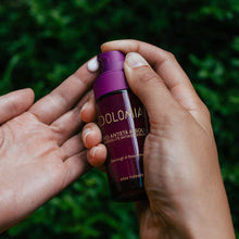 Laden Sie das Bild in den Galerie-Viewer, Dolomia Rose Therapy Serum – Luxus pur: Eine tiefenwirksame Hautpflege gegen alle sichtbaren Zeichen der Hautalterung. Seidenzarte und verführerisch duftende Textur. Umfassende Anti-Aging-Wirkung mit 100% pflanzlicher Aktivstoffe. Erhältlich im Shop der Helios Apotheke Klosters.