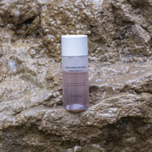 Laden Sie das Bild in den Galerie-Viewer, Dolomia Zweiphasen Mizellenwasser – Sanfter Make-up Entferner; Zweiphasen-Mizellenwasser auf für wasserfestes Make-up. Erhältlich im Shop der Helios Apotheke Klosters.