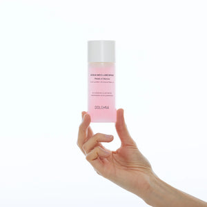 Dolomia Zweiphasen Mizellenwasser – Sanfter Make-up Entferner; Zweiphasen-Mizellenwasser auf für wasserfestes Make-up. Erhältlich im Shop der Helios Apotheke Klosters.