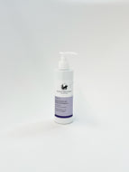 Hyaluron Regenerierende Reinigungsmilch mit Malven- und Kamillenextrakt – reinigt sanft Gesicht und Augen. Erhältlich im Shop der Helios Apotheke Klosters.