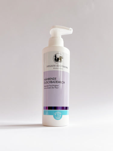 Nährende Duschbademilch – verleiht der Haut Geschmeidigkeit. Erhältlich im Shop der Helios Apotheke Klosters.
