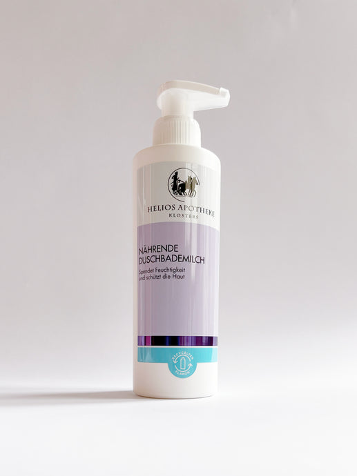 Nährende Duschbademilch – verleiht der Haut Geschmeidigkeit. Erhältlich im Shop der Helios Apotheke Klosters.
