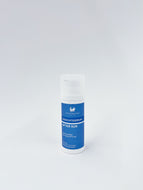 After Sun Gesichtsserum mit Hyaluronsäure – Ultraleichtes, beruhigendes Serum für das Gesicht nach dem Sonnenbad mit exklusiven Anti-Aging-Inhaltsstoffen. Erhältich im Shop der Helios Apotheke Klosters.