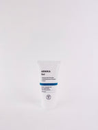 Arnika Gel kühlend – mit Rosskastanienextrakt. Erhältlich im Shop der Helios Apotheke Klosters.