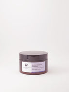 Restrukturierende Haarmaske – wirkt pflegend und repariert. Erhältlich im Shop der Helios Apotheke Klosters.