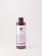 Schonendes Öl-Shampoo – für empfindliche Kopfhaut. Erhältlich im Shop der Helios Apotheke Klosters.