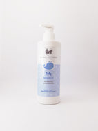 Baby Badeöl mit Allantoin und Baumwollöl – Reinigt sanft, für Körper, Gesicht und Haare. Erhältlich im Shop der Helios Apotheke Klosters.